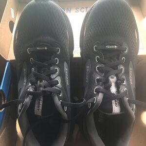 Brooks size 7 black waterproof running sneaker